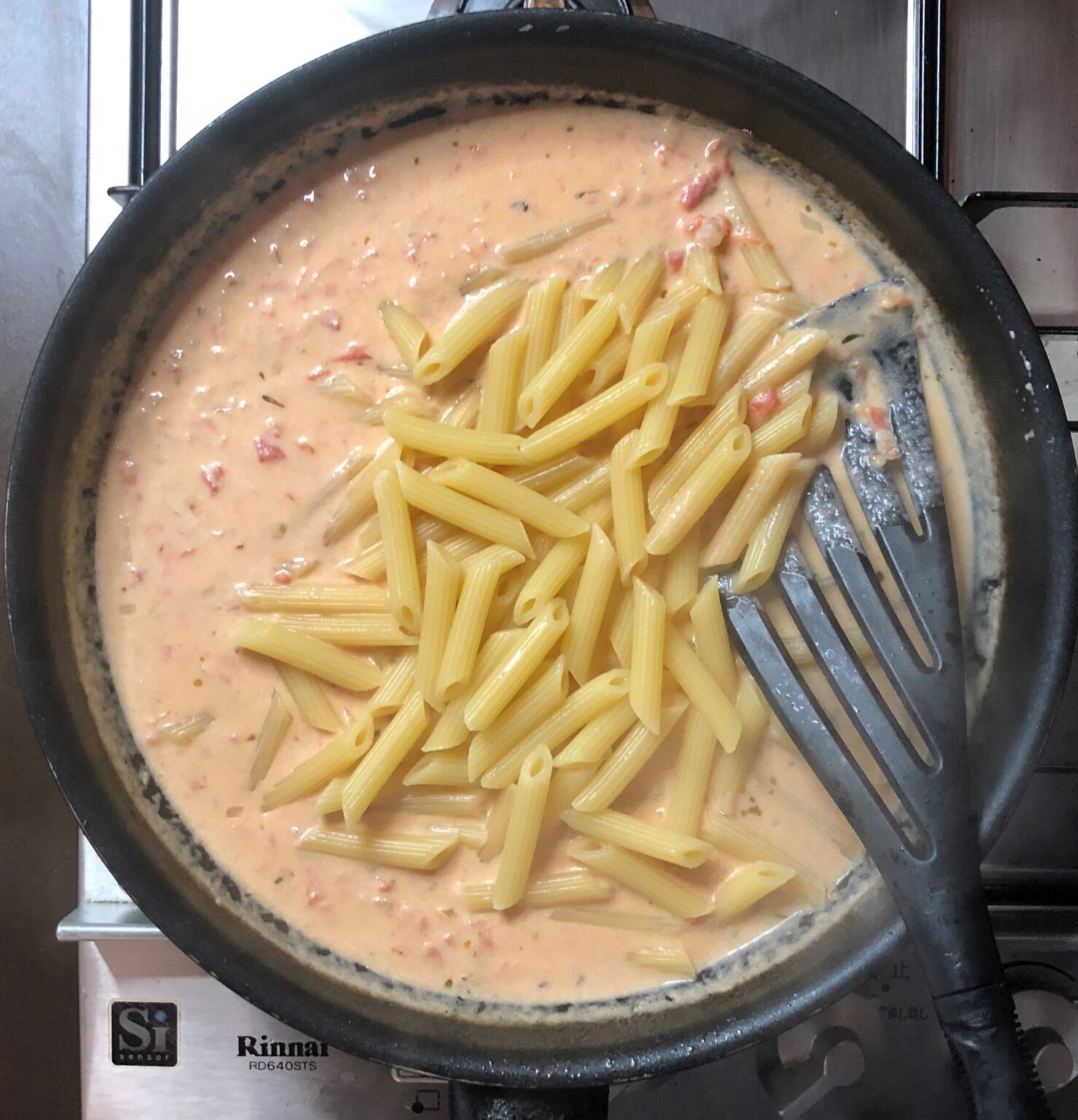 ウォッカソースのペンネパスタのレシピ