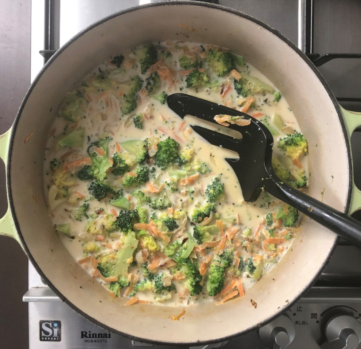 ブロッコリー、チェダーチーズ、ほうれん草のフリッタータ レシピ