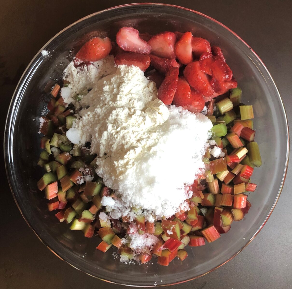 ストロベリー・ルバーブ・アーモンド・クランブルパイのレシピ