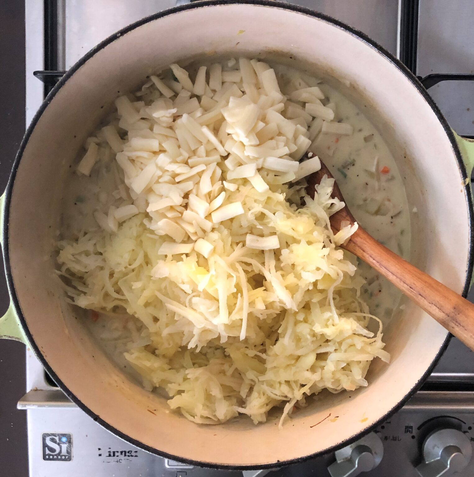 スロークッカーの葬儀用ポテト（ハッシュブラウンキャセロール）のレシピ